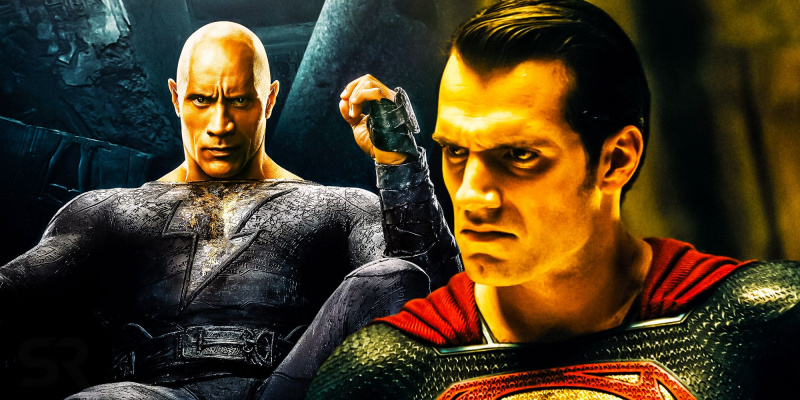   날개를 펼치고 전체 의상을 입고 서 있는 호크맨's superman on right