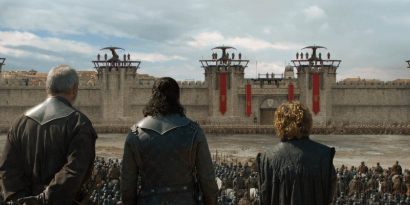   ג'ון, טיריון ואביר הבצל מסתכלים על Kings Landing