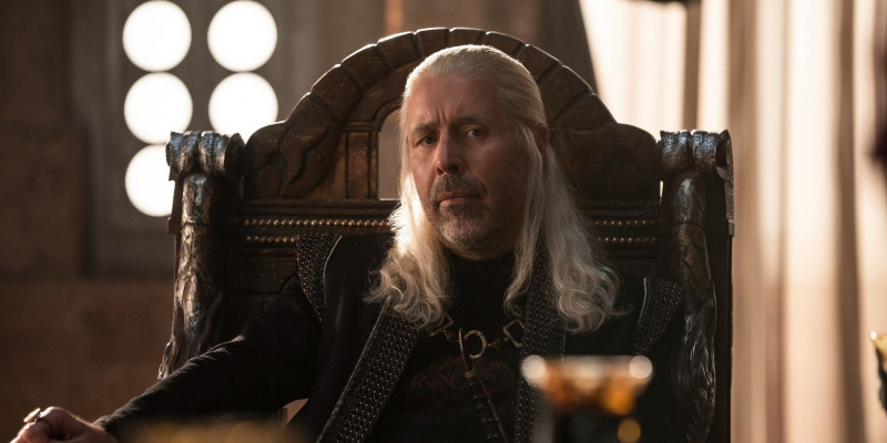   Viserys נשען לאחור בכיסא