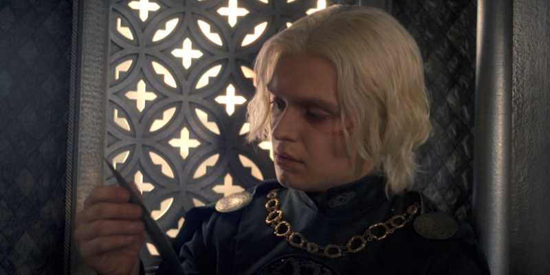   Aegon with the Catspaw Dagger בפרק 9 של House Of The Dragon
