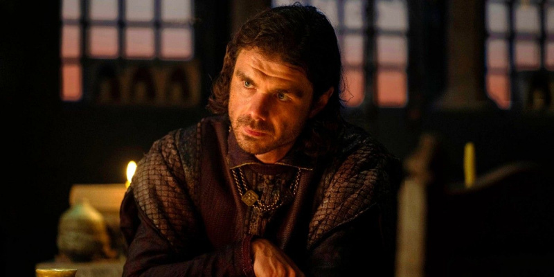   House of the Dragon에서 누군가를 진지하게 바라보는 Larys Strong.