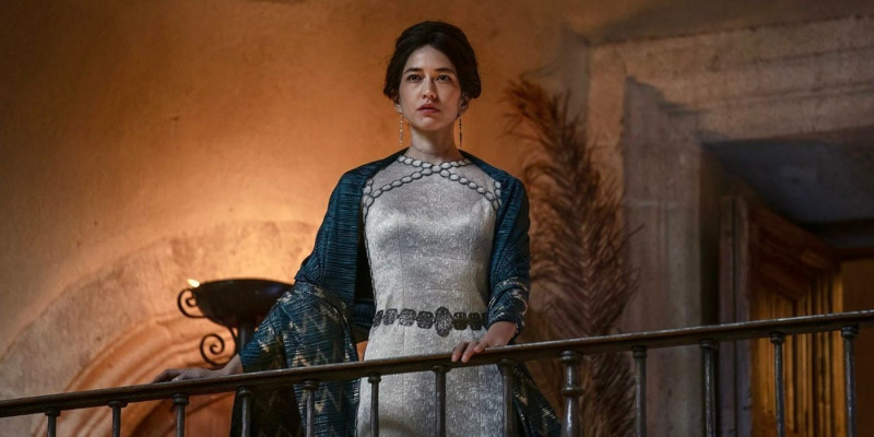   House of the Dragon의 난간 옆에 서 있는 Mysaria.