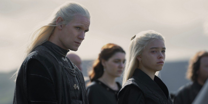   Daemon และ Rhaenyra ยืนเคียงข้างกันที่งานศพใน House of the Dragon
