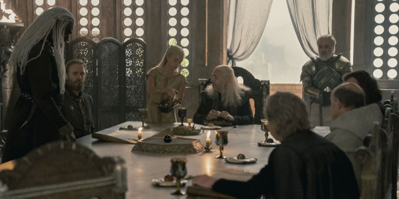   Rhaenyra Targaryen은 House of the Dragon의 작은 위원회에서 술잔 역할을 합니다.
