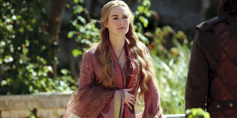   왕좌의 게임 시즌 1에서 정원에서 누군가와 이야기하는 Cersei Lannister