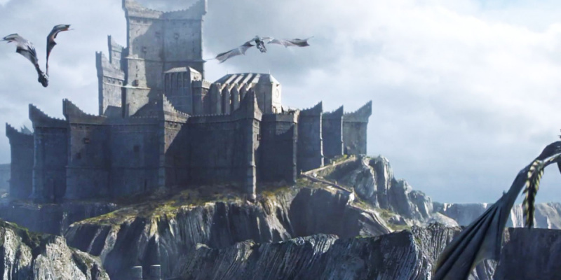   House of the Dragon에서 Dragonstone 위를 날아다니는 드래곤.