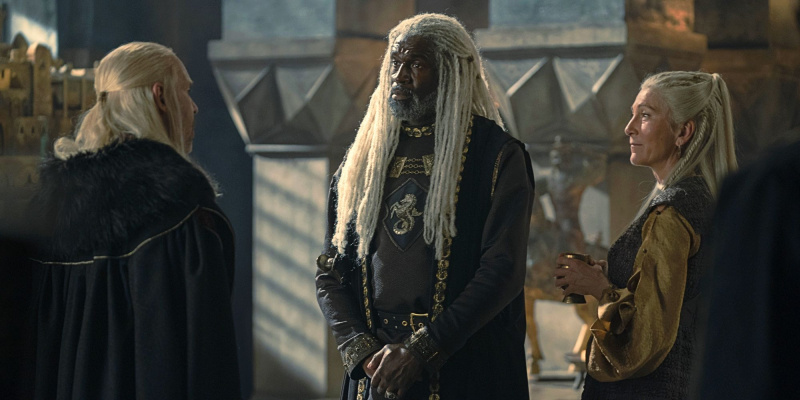   Viserys는 House of the Dragon의 Driftmark Great Hall에서 Corlys와 Rhaenys를 만나고 있습니다.