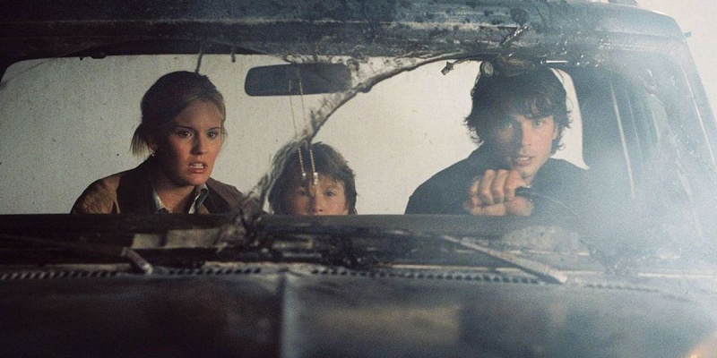   Maggie Grace, Cole Heppell és Tom Welling a Ködben.