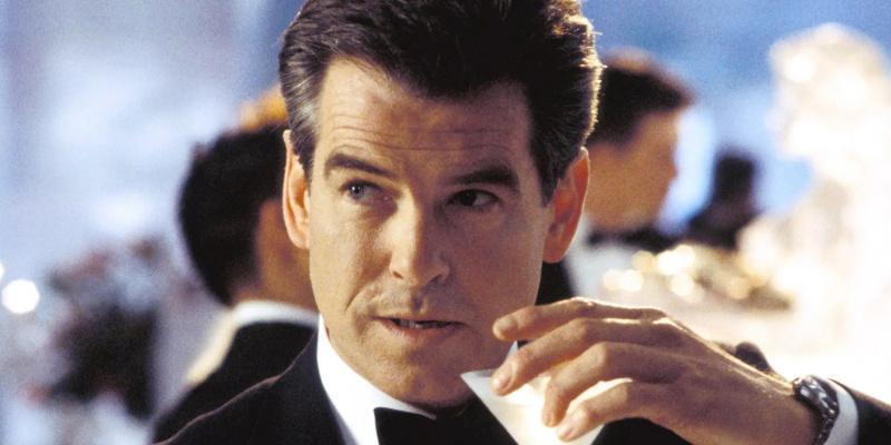   피어스 브로스넌(Pierce Brosnan) James Bond는 Die Another Day에서 마티니를 마시고 있습니다.