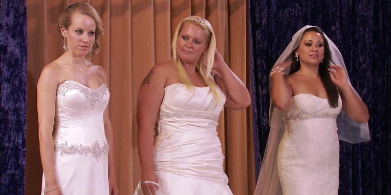   Három nő esküvői ruhában a Bridalplasty című valóságshow egyik jelenetéből
