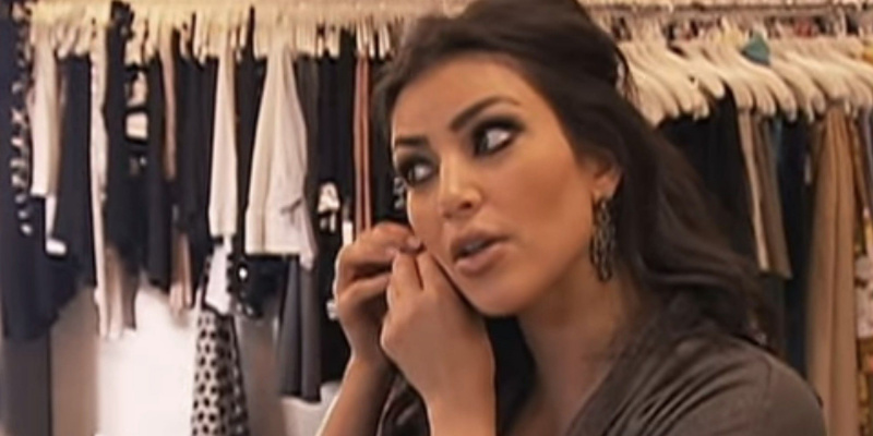   Kim Kardashian fülbevalót vesz fel a szekrényében a Keeping Up with the Kardashians című film egyik jelenetében.