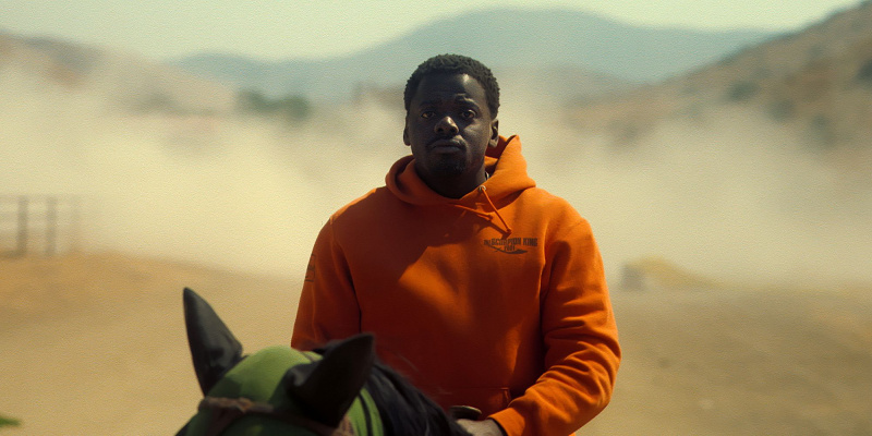   Daniel Kaluuya רכוב על סוס בנופה