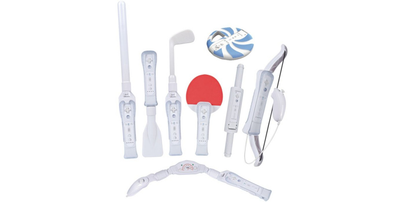   En rekke periferiutstyr ligger ved siden av hverandre utstilt for Wii Sports og Wiimote-kontrolleren