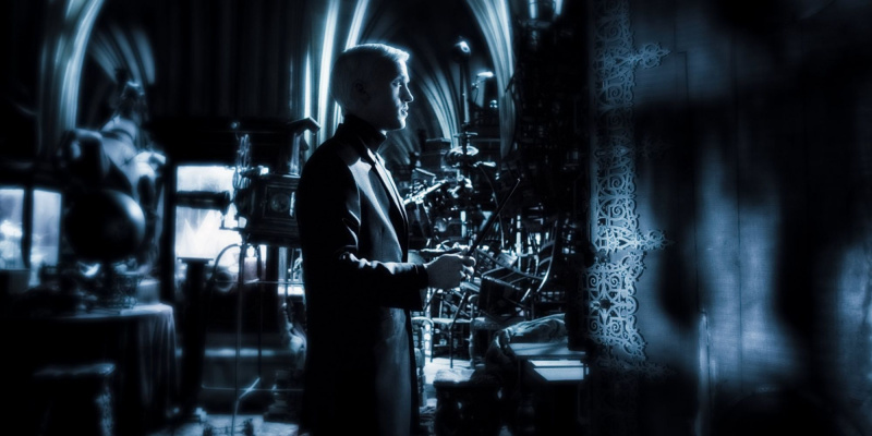   Draco Malfoy se tient à l'extérieur du Cabinet Disparu chez Borgin et Burkes dans Harry Potter