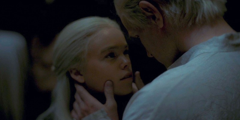   Milly Alcock Rhaenyra szerepében és Matt Smith Daemon szerepében a Sárkányház 1. évadának 4. részében