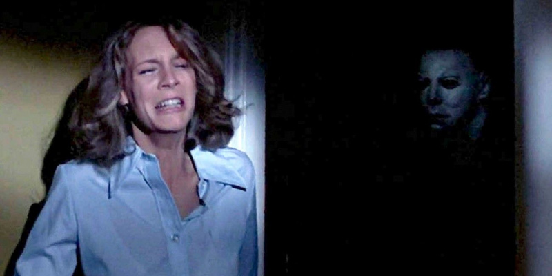   Michael Myers kilép az árnyékból Laurie mögött Halloweenben