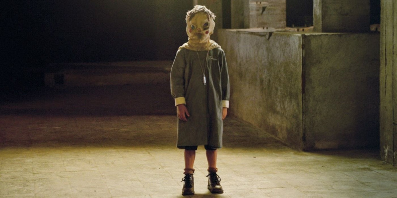   The Orphanage의 빈 방에 가만히 서 있는 Óscar Casas.