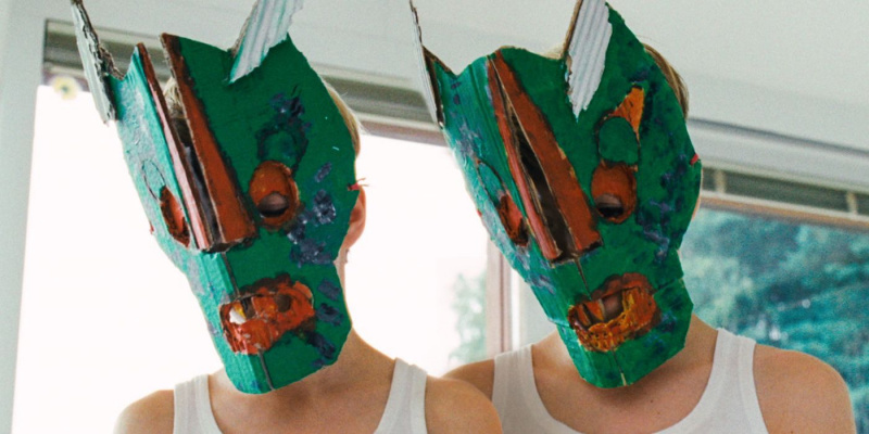   굿나잇 엄마's kids wearing masks