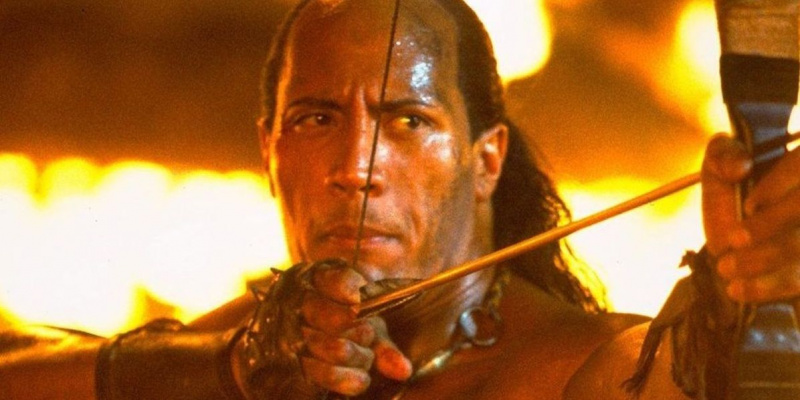   Dwayne Johnson atirando uma flecha em O Escorpião Rei