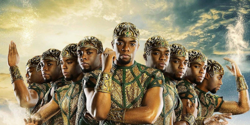   Chadwick Boseman em pé como múltiplas versões de Thoth em Gods of Egypt