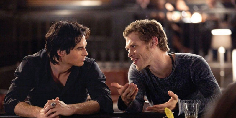   Damon และ Klaus นั่งคุยกันใน The Vampire Diaries