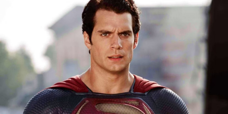   Superman olha para frente em Homem de Aço
