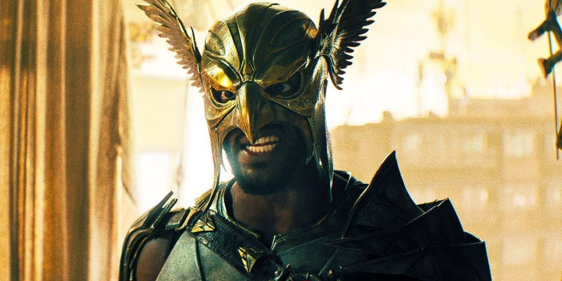   Hawkman falando enquanto usava seu terno em Black Adam (2022)