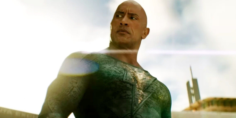   Dwayne Johnson como Teth Adam pairando sobre a cidade em Black Adam (2022)