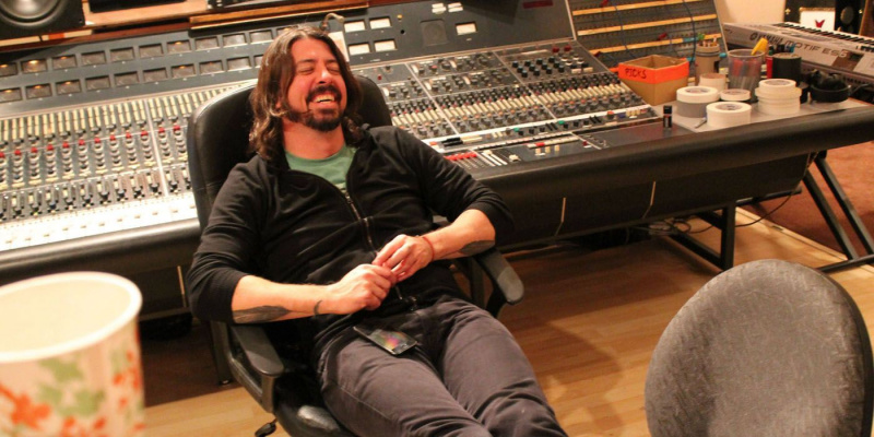   Sound City의 공명판 옆의 Dave Grohl.