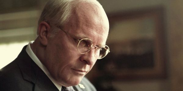 Christian Bale, mint Dick Cheney dühösen bámul maga elé a Vice-ben.