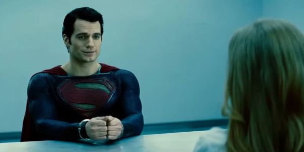 سوپرمن در حال صحبت با لوئیس در اتاق بازجویی در فیلم Man Of Steel (2013)