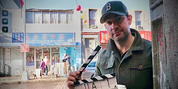 جان کرازینسکی در صحنه فیلمبرداری A Quiet Place: Day One در حالی که یک تخته سنگ در دست دارد تا شروع فیلمبرداری را اعلام کند.