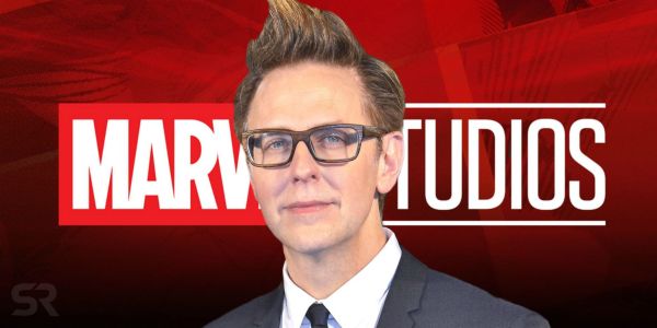 Джеймс Ганн Marvel Studios логотипінің алдында.