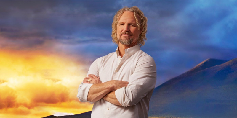   Kody Brown a Sister Wives 17. évadának promóciós fotójából Kody keresztbe tett karral