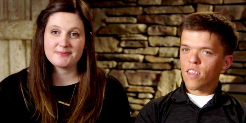   Zach és Tori Roloff a Little People, Big World című filmből pózol a téglafal előtt