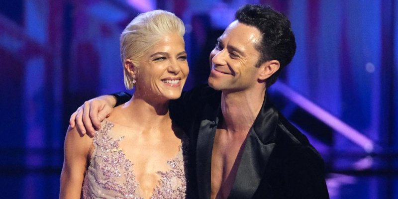   DWTS 시즌 31의 마지막 밤 동안 Selma Blair와 그녀의 DWTS 파트너 Sasha Farber
