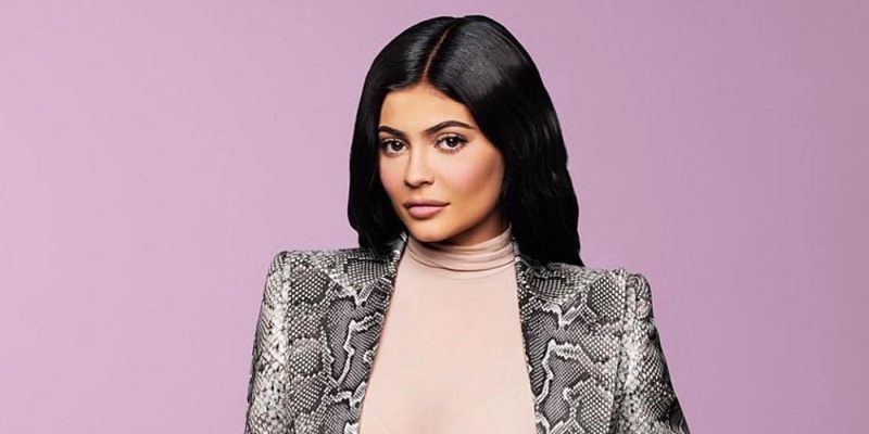   Kylie-Jenner-Keeping-Up-With-The-Kardashians-2 portant une veste en peau de serpent sur fond lavande