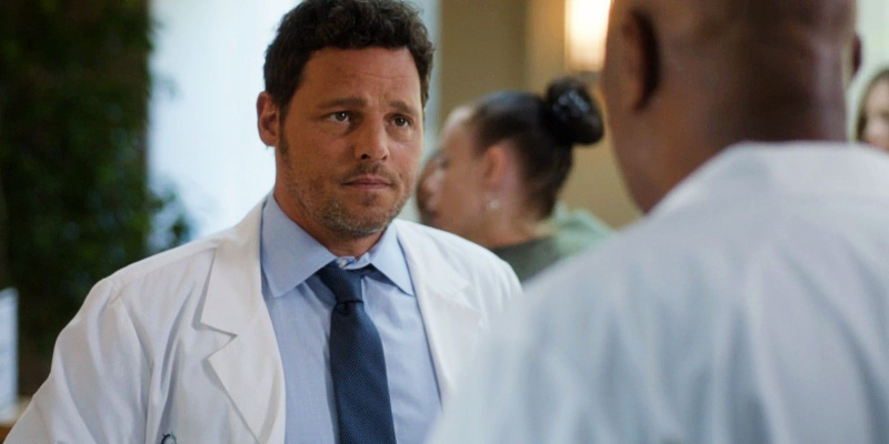   Justin Chambers Alex Karev szerepében a Grayben's Anatomy season 16