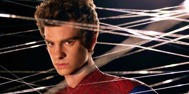   Andrew Garfield Pókemberként néz a hálón keresztül A csodálatos Pókemberből