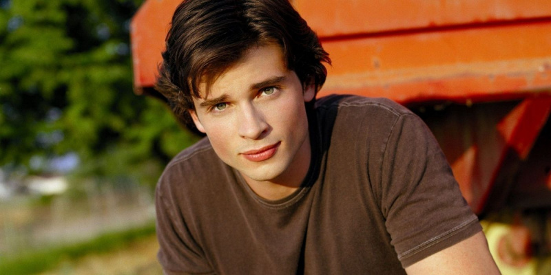   Tom Welling, mint Clark Kent, aki egy promóciós fotón pózol a Smallville számára