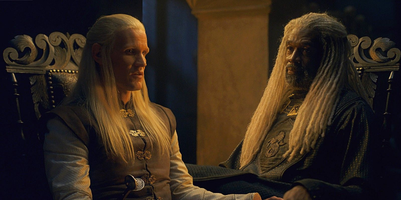   Matt Smith Daemon Targaryen herceg szerepében és Steve Toussaint Lord Corlys Velaryon szerepében a Sárkányok házában.