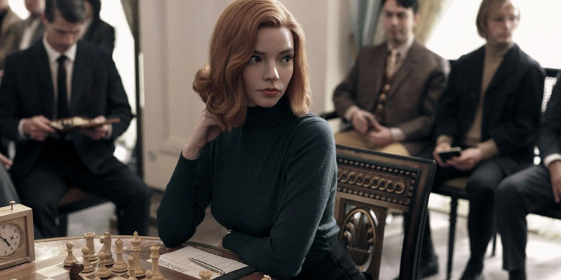   Anya Taylor Joy stând la o tablă de șah în The Queen's Gambit