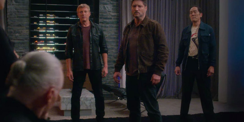   Johnny, Mike és Chozen Terry Silverben's house in Cobra Kai Season 5
