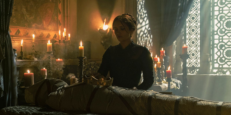   Alicent with Viserys' body in House of the Dragon season 1 episode 9